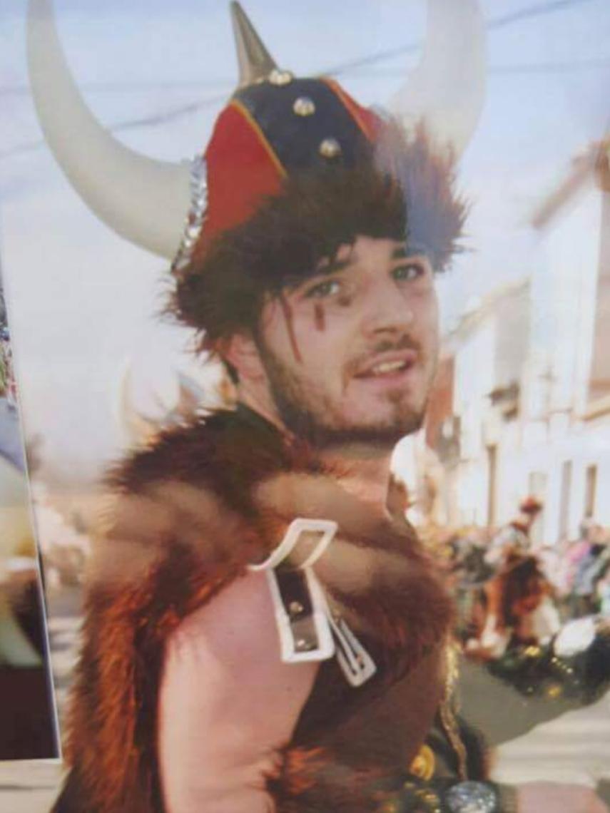 El joven, disfrazado para una fiesta de carnaval.