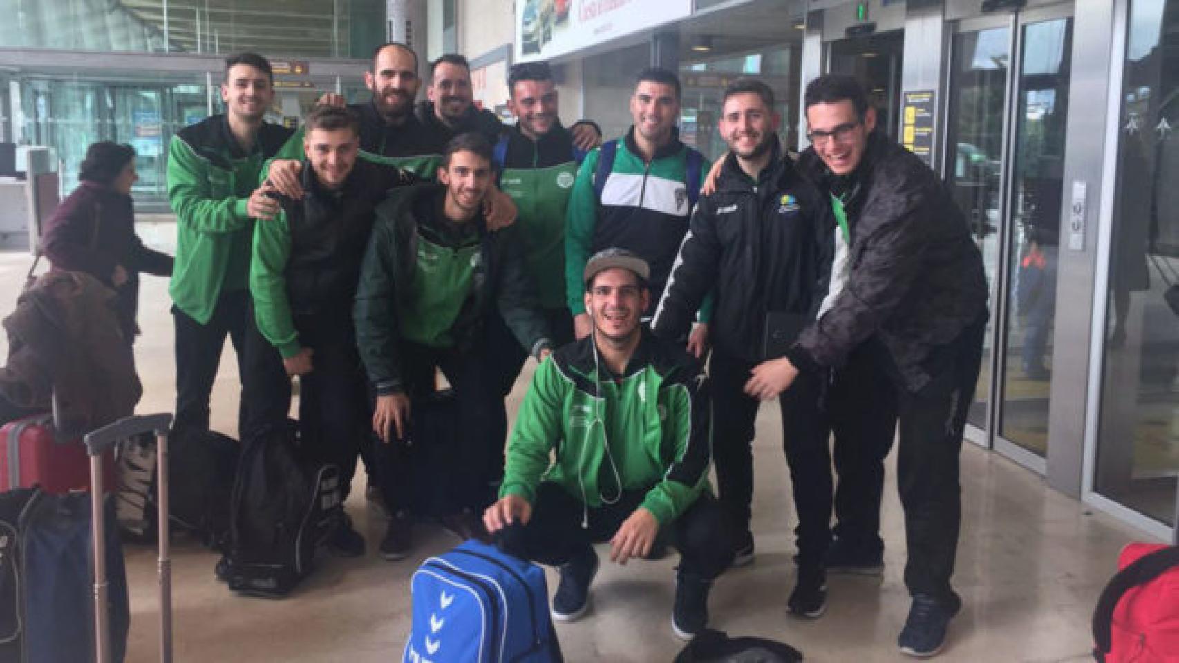 Augusto Germán, agachado junto a su equipo antes de salir de viaje.