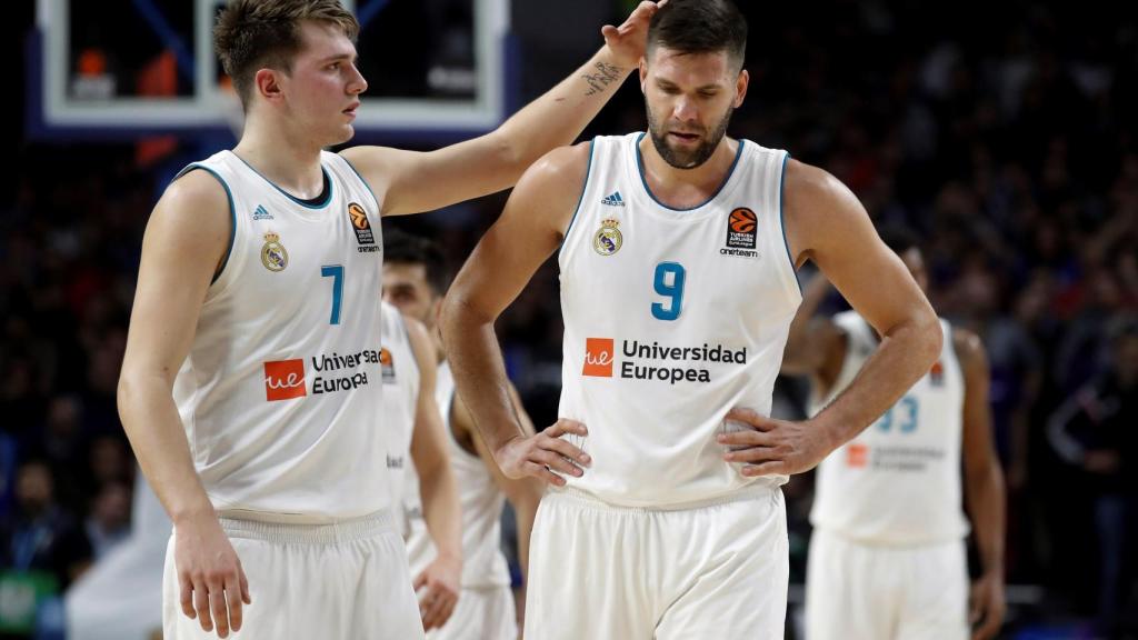 Luka Doncic consuela a Felipe Reyes tras la derrota ante el Olympiacos.