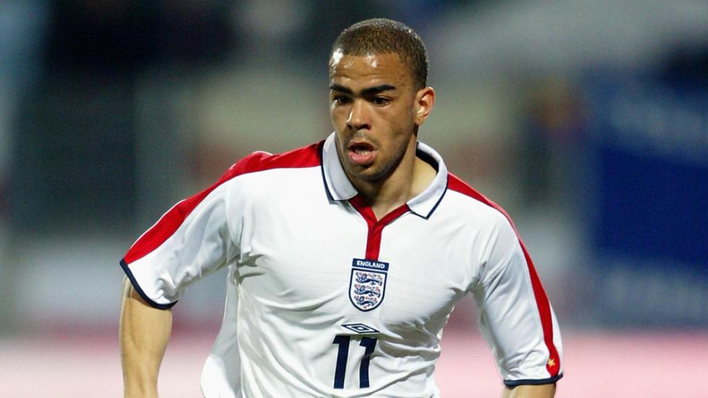 Kieron Dyer en un partido con Inglaterra.