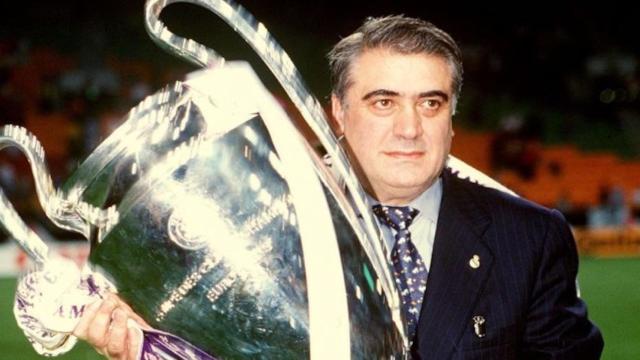 Lorenzo Sanz con la Séptima Copa de Europa.