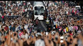 Recibimiento de la afición al autobús del Madrid antes de El Clásico