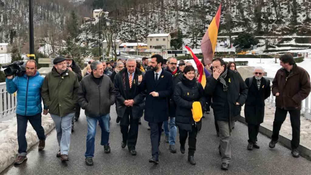 Torrent, quinto por la izquierda, en el homenaje de Prat de Mollóa los exiliados.