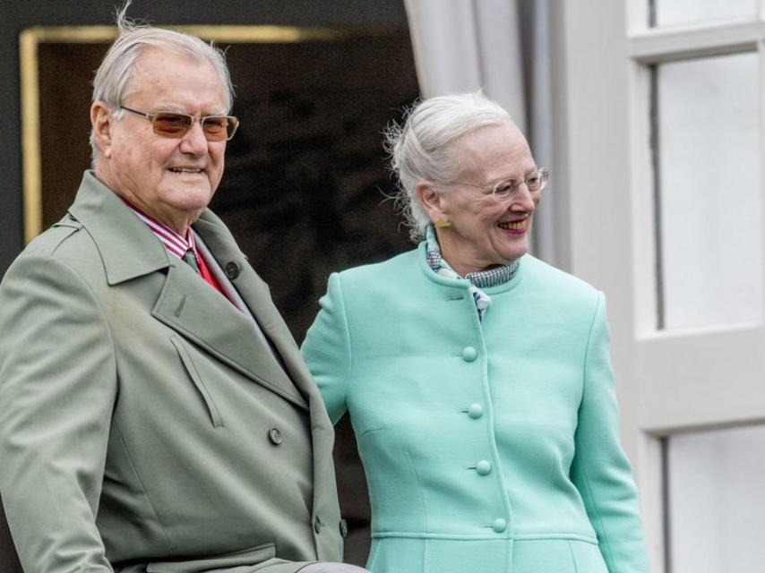 Enrique de Dinamarca junto a su mujer, la reina Margarita.  Gtres.