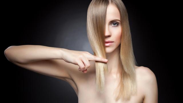 Una mujer con el cabello lavado.