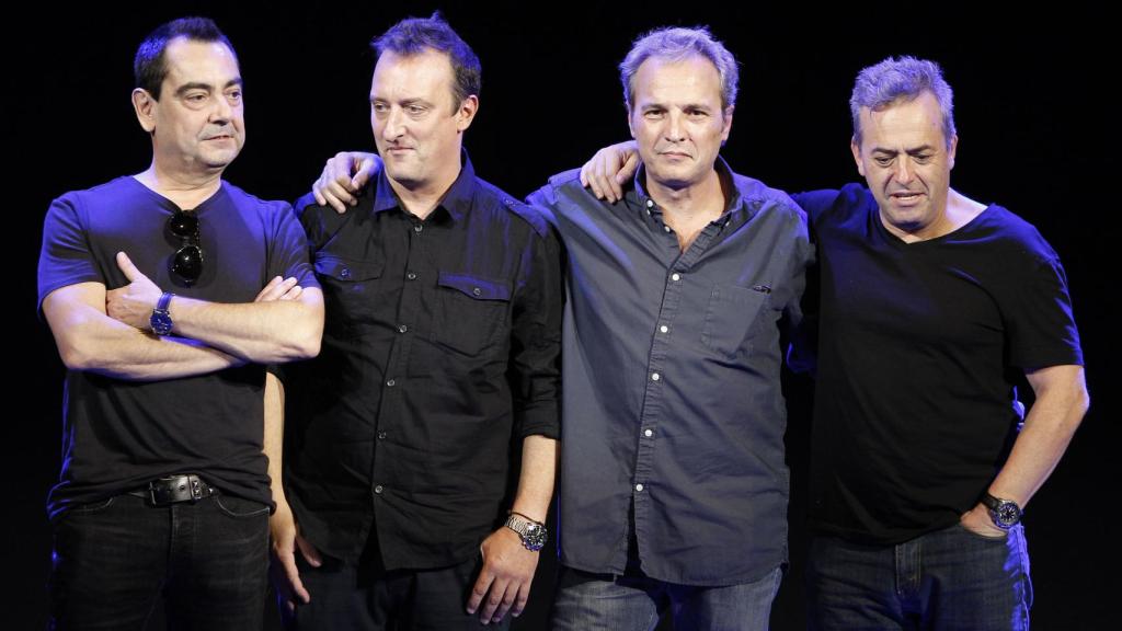 Los 'Hombres G' posando en un evento.