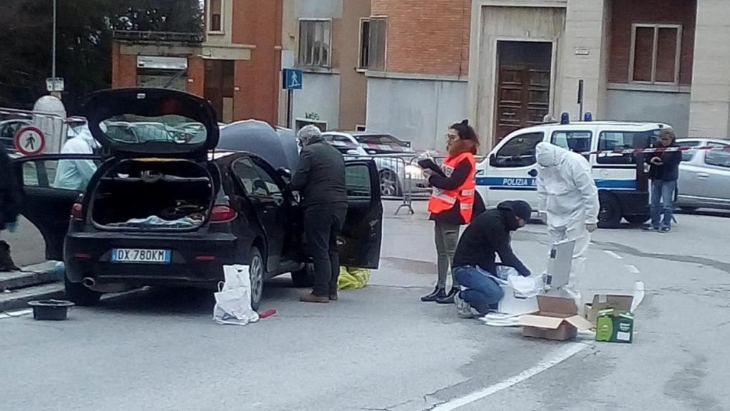 La policía forense investiga la escena del crimen en Mcerata