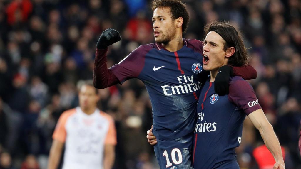 Neymar celebra un gol con Cavani.