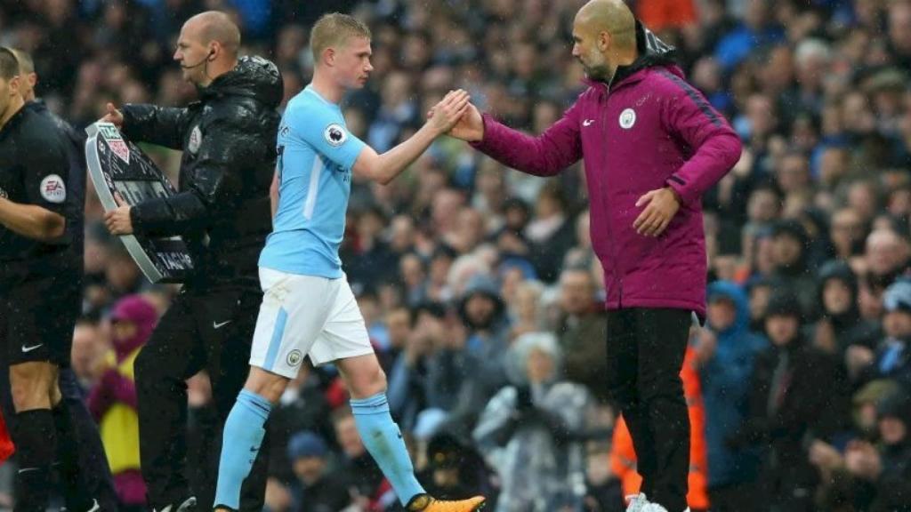 Kevin de Bruyne saluda a Pep Guardiola al ser sustituido. Foto: es.mancity.com