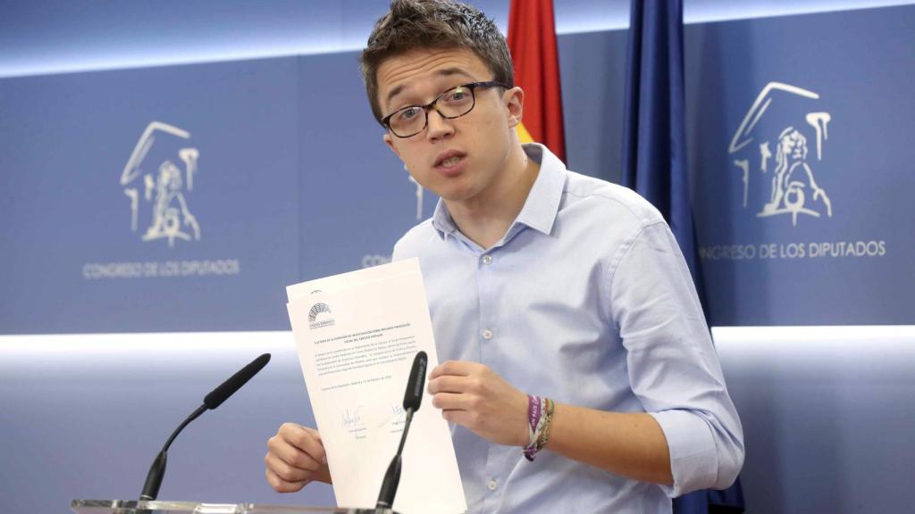 Errejón presenta la solicitud para que Cifuentes comparezca en el Congreso.