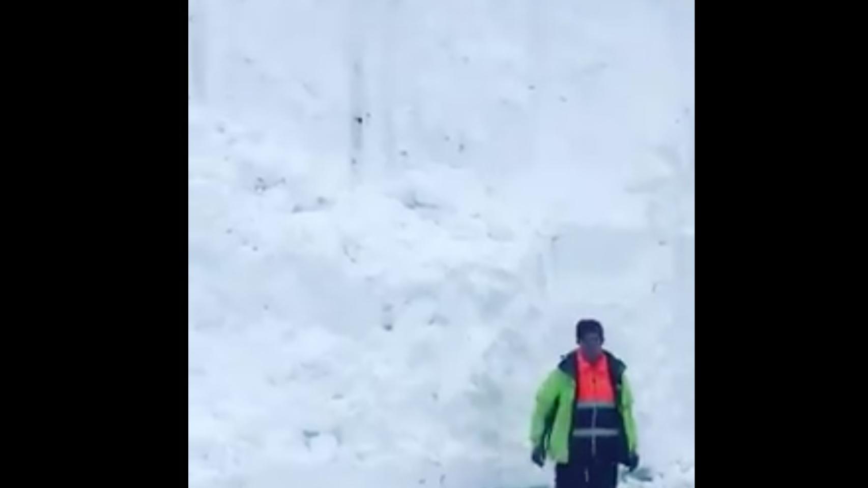 Muro de nieve de siete metros en la Estación San Isidro.