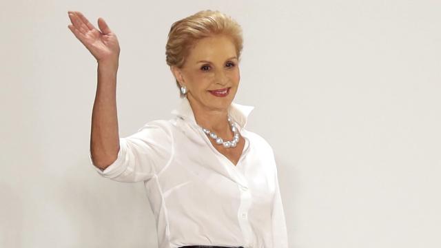 Carolina Herrera despidiéndose durante un desfile.