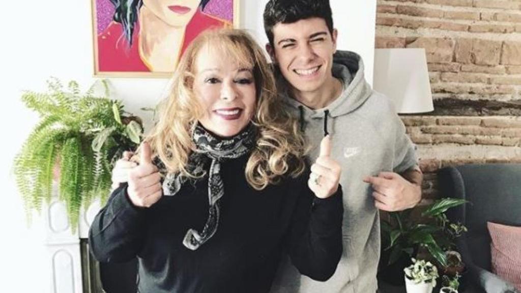 Alfred junto a la cantante Massiel.