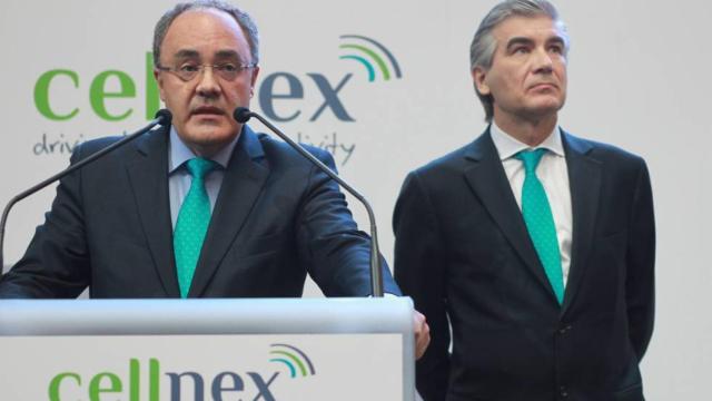 A la izquierda, Tobías Martínez, presidente de Cellnex,  junto a su predecesor, Francisco Reynés.