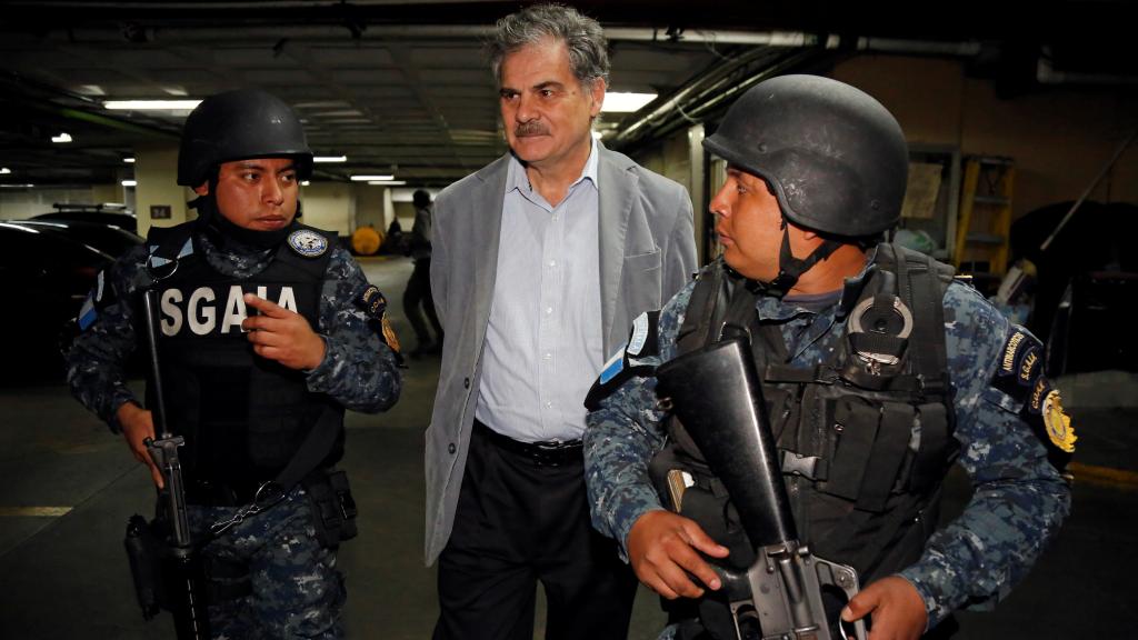 El presidente de Oxfam, Juan Alberto Fuentes, escoltado por la Policía.