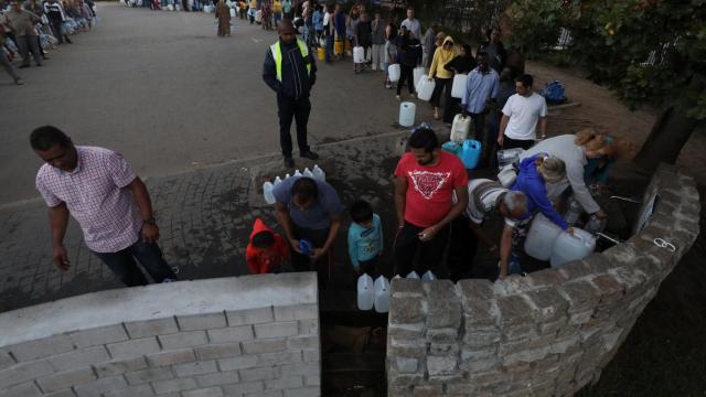 Colas en las fuentes públicas para abastecerse en el barrio de Newlands de Ciudad del Cabo.