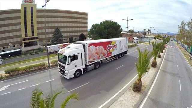 Un camión de distribución de la empresa 'El Pozo'.