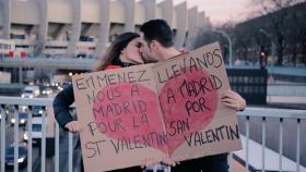 Pareja seguidora del PSG viaja hasta Madrid por San Valentín haciendo autostop. Foto: Twitter (@PGS_inside)