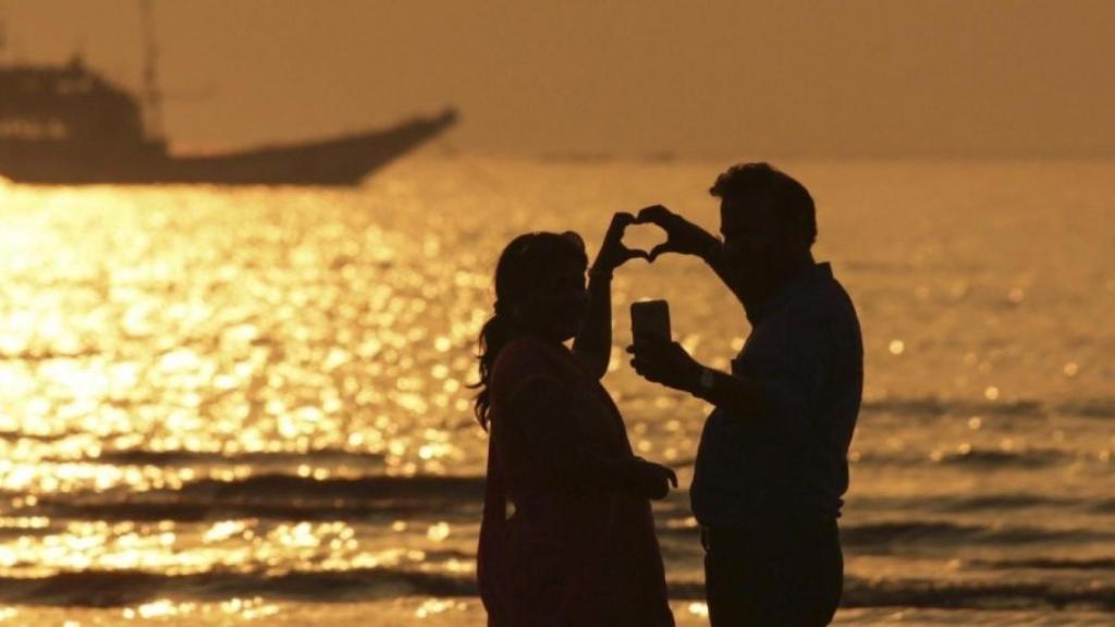 Una pareja celebra San Valentín en la playa de Gorai, en Bombai, India.