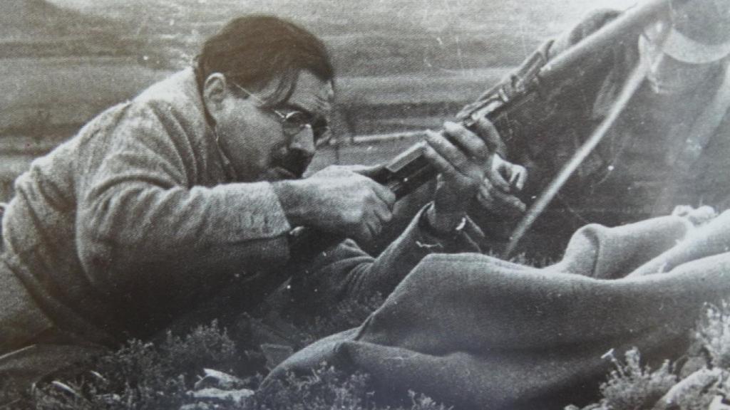 Ernst Hemingway, pegando cuatro tiros en pleno Teruel. De su experiencia en la Guerra Civil surgió la novela Por quién doblan las campanas.