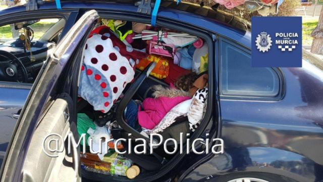 La niña estaba literalmente aplastada por decenas de objetos en el asiento de atrás