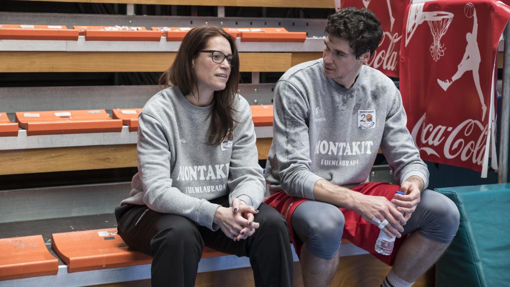 Montañana charla con Chema González, uno de sus nuevos jugadores.