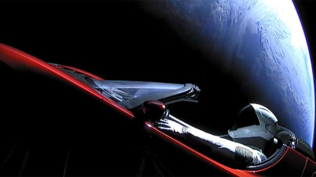 tesla roadster en el espacio con la tierra de fondo