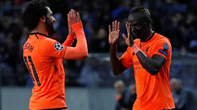 Salah celebra un gol con Mané contra el Oporto.