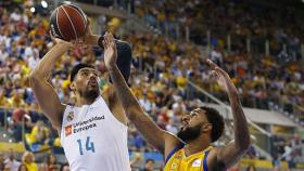 Ayón durante un partido con el Real Madrid