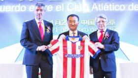 Miguel Ángel Gil, Jianlin y Cerezo. Foto: atleticodemadrid.com