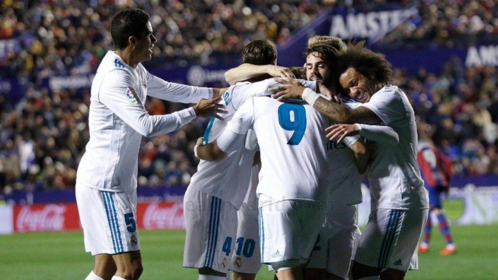 Piña del Real Madrid tras el gol de Isco