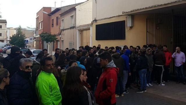 Amigos de Gonzalo en la puerta del juzgado en la tarde del martes