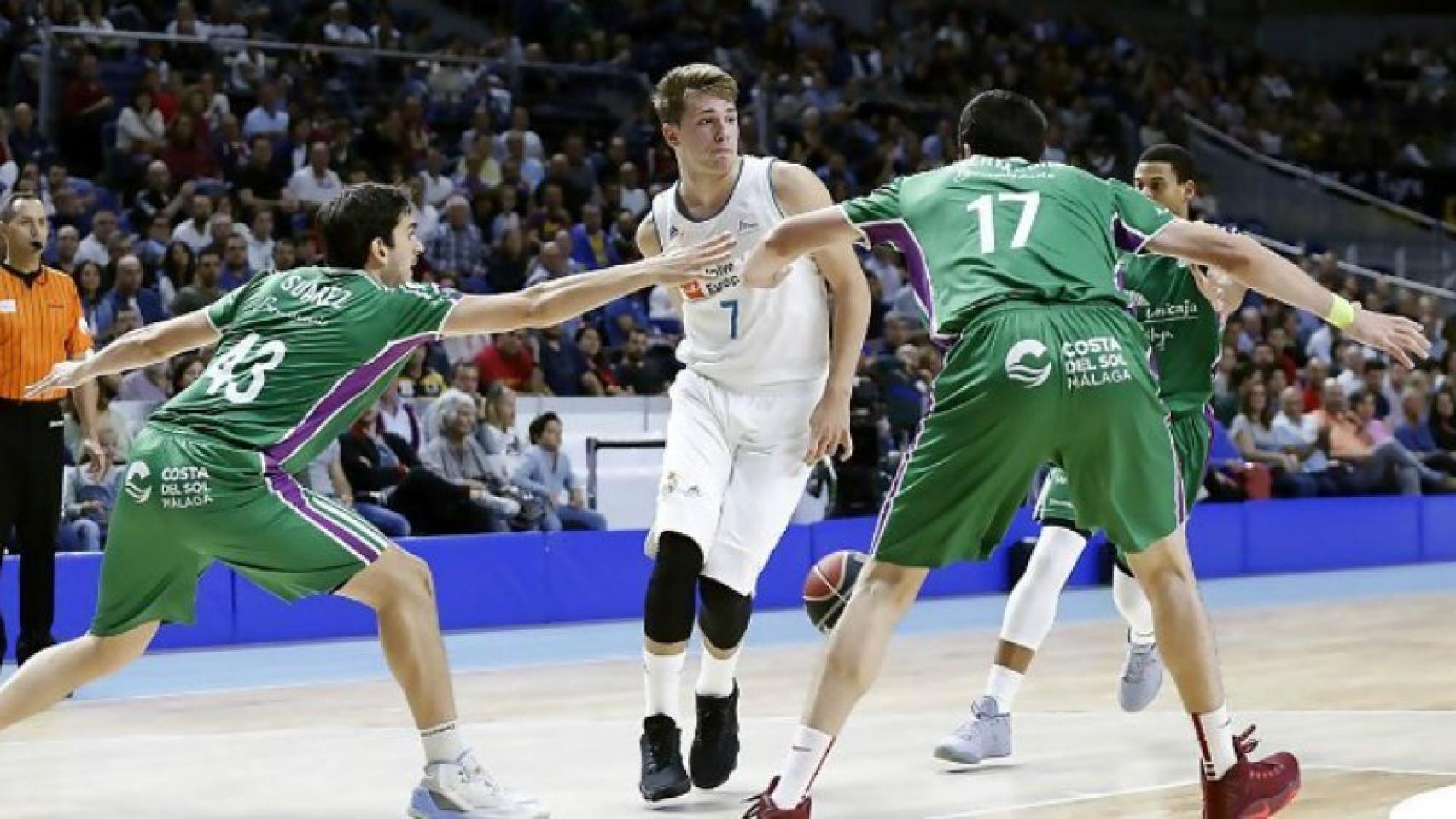 Doncic ante Unicaja. Foto: Twitter (@acbcom).