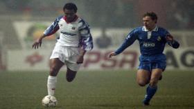 Kombouaré, anotador del gol decisivo del encuentro, perseguido por Butragueño. Foto: PSG.fr
