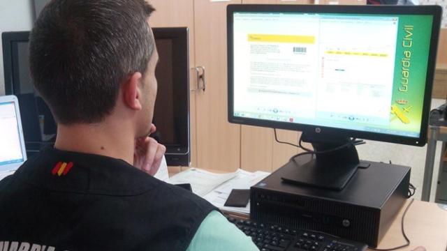 Fotografía de archivo de un guardia civil trabajando con su ordenador.