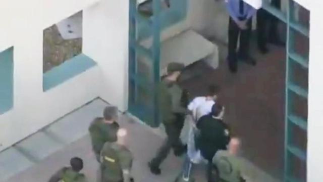 La Policía detiene al sospechoso del tiroteo en la escuela de Florida.