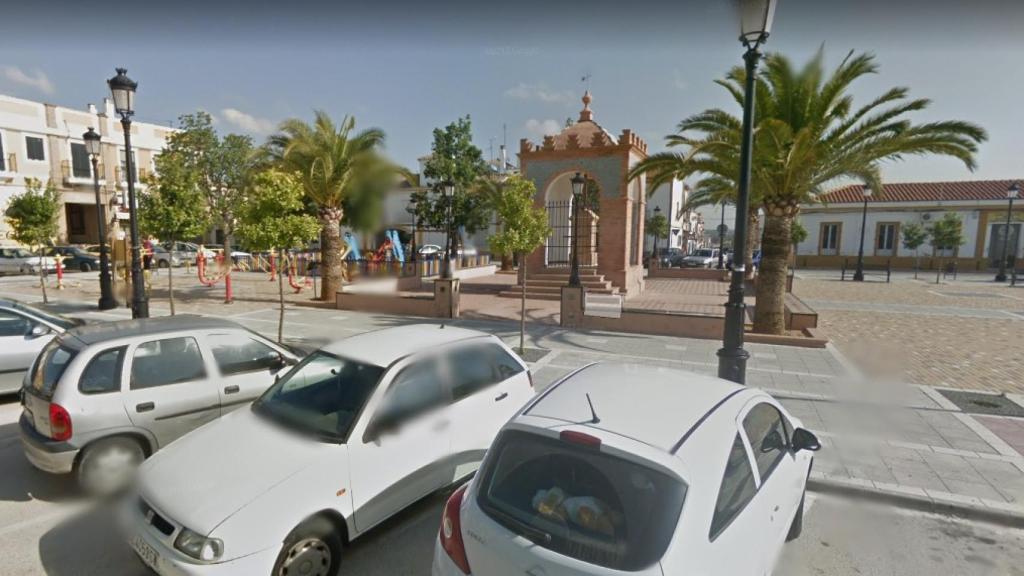 Plaza de España en Pilas (Sevilla), donde se le solía ver al condenado con los críos.