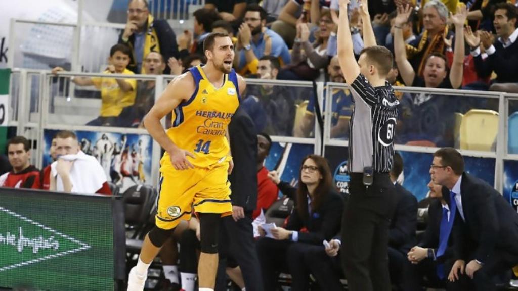 Pablo Aguilar celebra un triple. Foto: acb.com