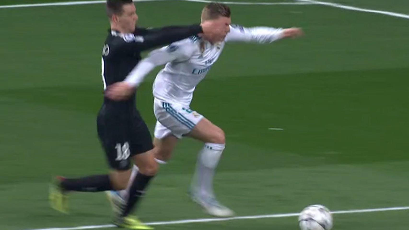 Penalti sobre Toni Kroos