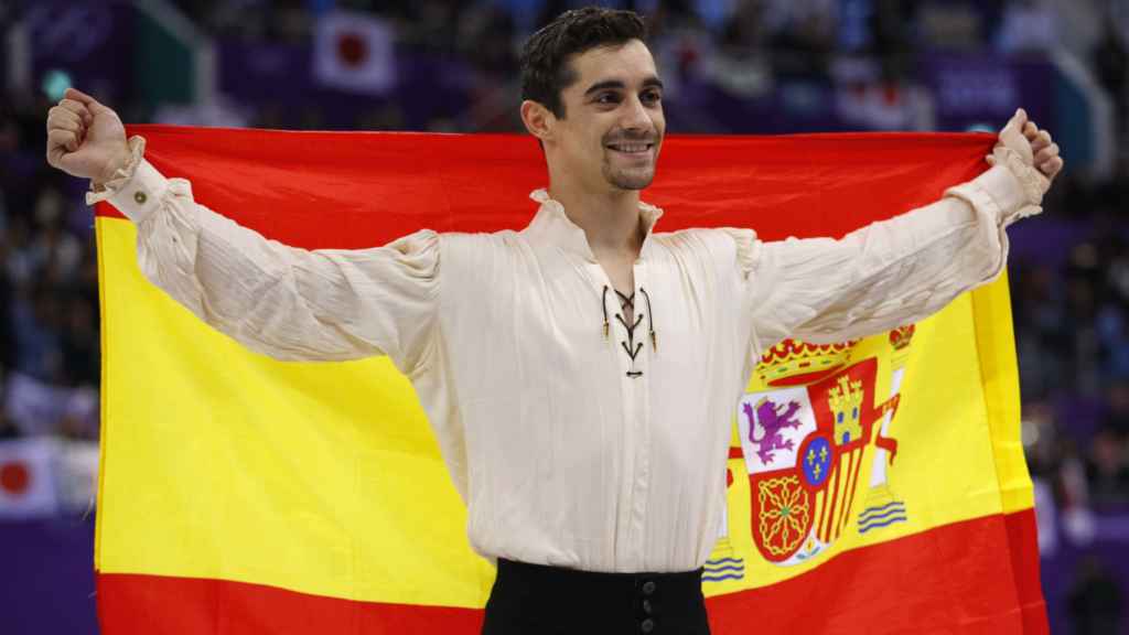 Javier Fernández, con la bandera de España tras ganar el bronce.
