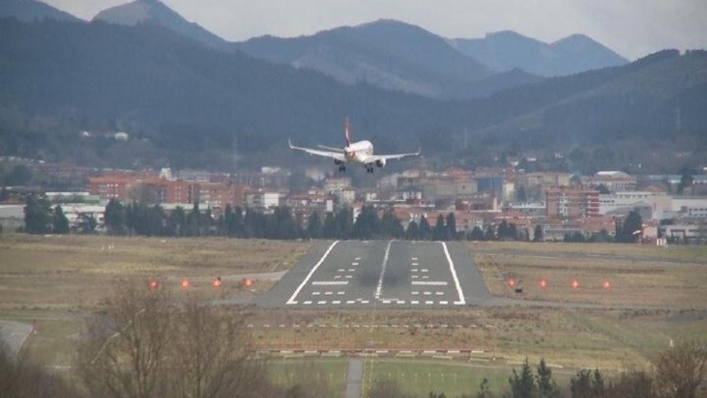 Un avión aterrizando.