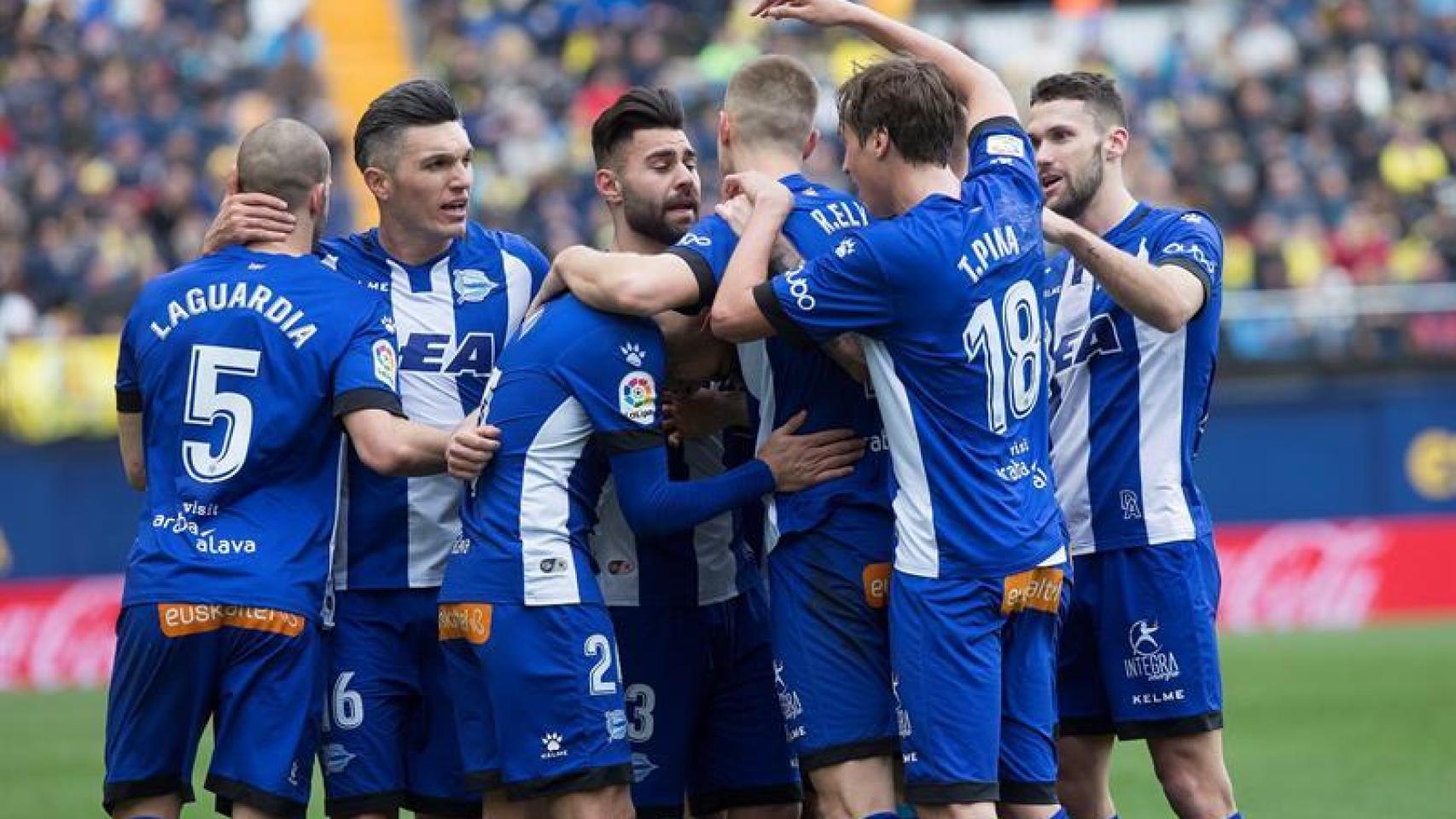 Los jugadores del Alavés celebran un gol.