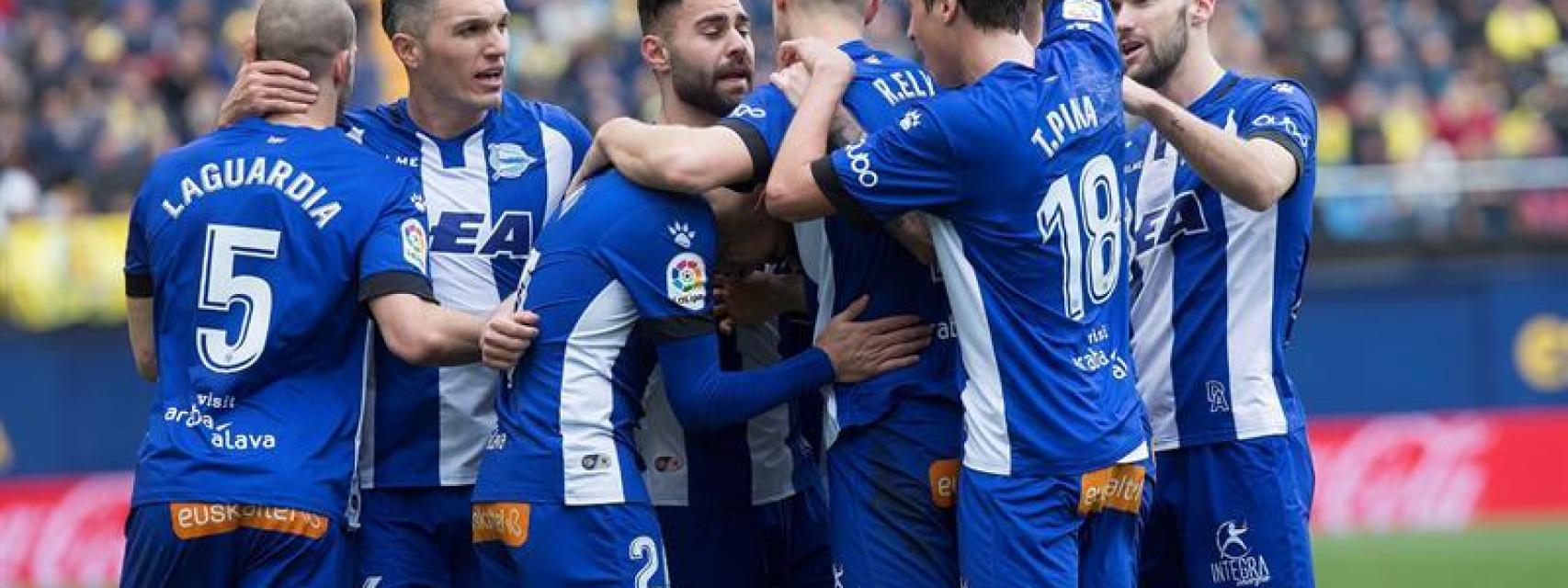 Los jugadores del Alavés celebran un gol.