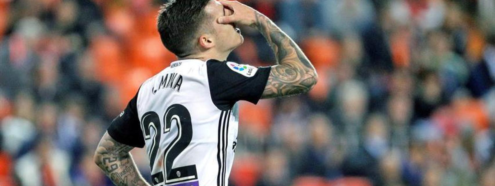 Santi Mina se lamenta tras fallar una ocasión.