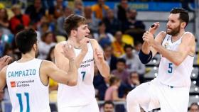 Campazzo, Doncic y Rudy celebran una canasta