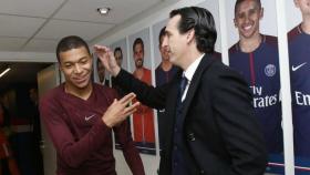 Emery bromea con Mbappé. Foto Twitter (@PSG_inside)