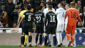 Los jugadores de PSG y Madrid hablan con Rocchi tras el penalti sobre Marcelo. Foto psg.fr