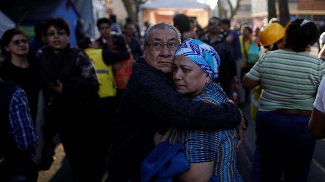 La gente espera en las calles de Ciudad de México después del temblor.