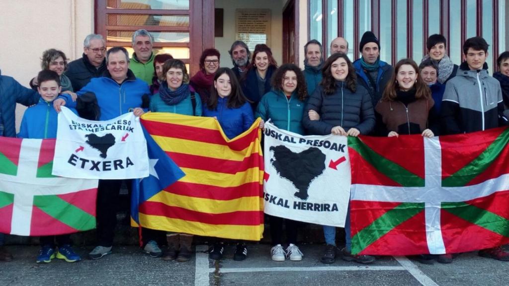 Familiares y amigos del etarra Otaño le reciben entre ikurriñas y una estelada.