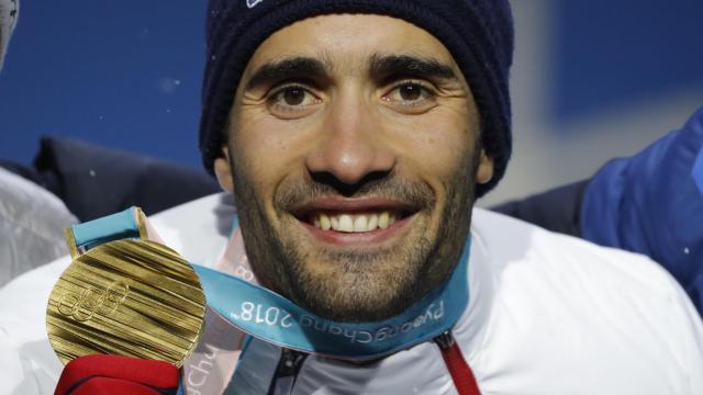 Martín Fourcade enseña la medalla de oro.